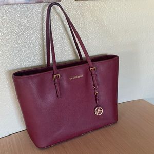 KORS Michael Kors Jet Set Travel Medium Saffiano Leather Top-Zip Tote Cherry